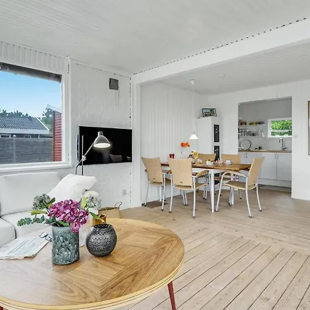 Holiday home Beautiful In With Kitchen